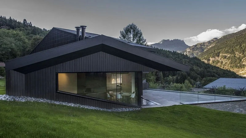  BLACK MOUNTAIN CABIN WITH GLASS CORNER IN CHAMONIX, FRANCE