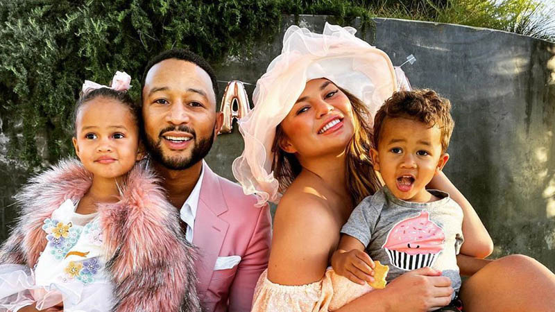  Chrissy Teigen Talks Pregnancy Loss, Explains Why John Legend Was ‘Hesitant’ to Get Son’s Pictures