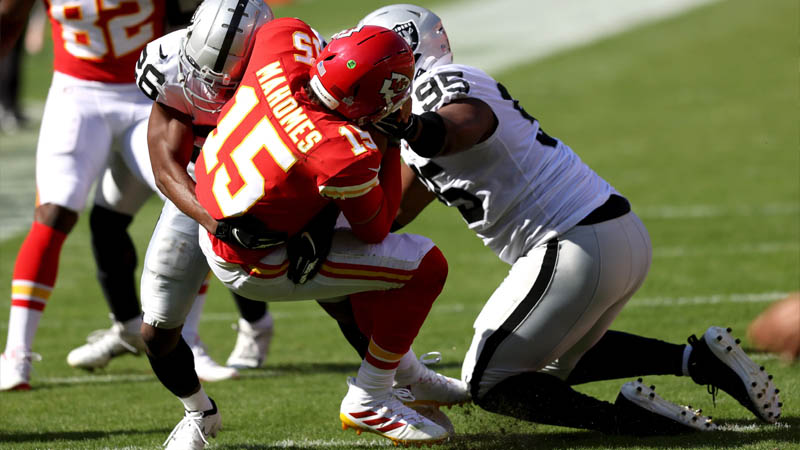  Mahomes hits Kelce in last minute, Chiefs edge Raiders 35-31