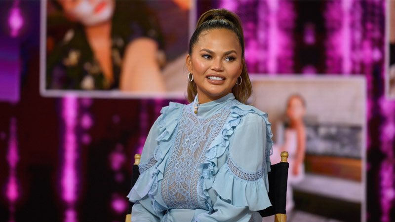  Chrissy Teigen Deletes Twitter Account, Citing Negativity