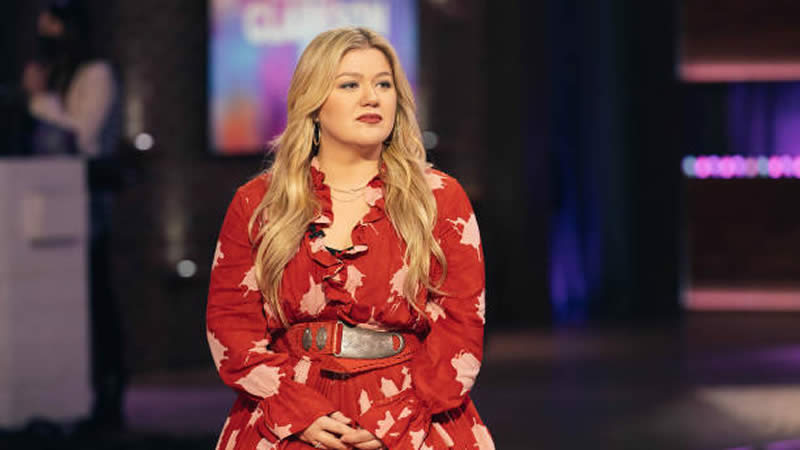  Kelly Clarkson Makes Festive Comeback as Host of ‘Christmas in Rockefeller Center’