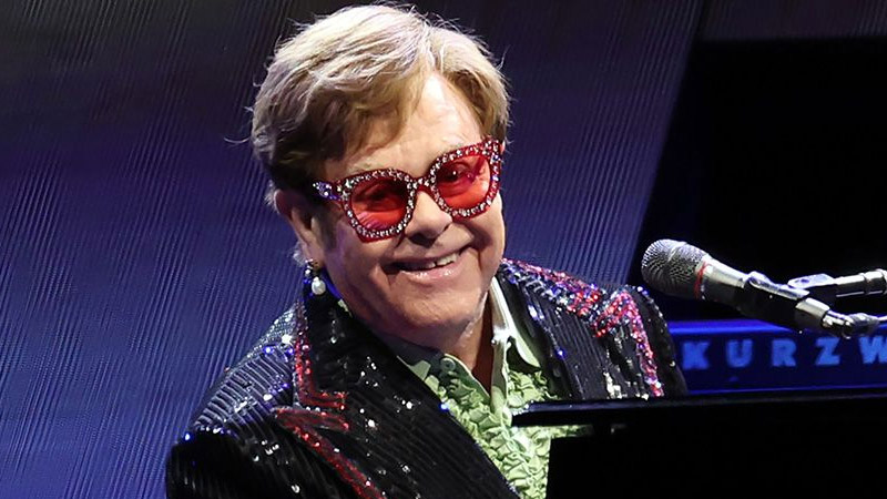  “I Can’t See Anything”: Elton John Opens Up About Vision Loss in Right Eye